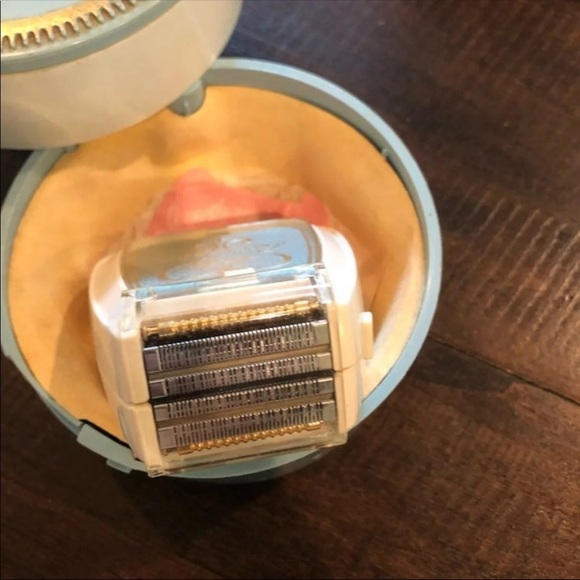 Vintage Ladies Electric Travel Shaver - Picture 5 of 5